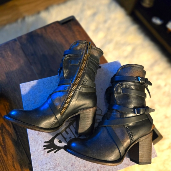 Freebird Black Distressed Ankle Boots - Picture 3 of 16